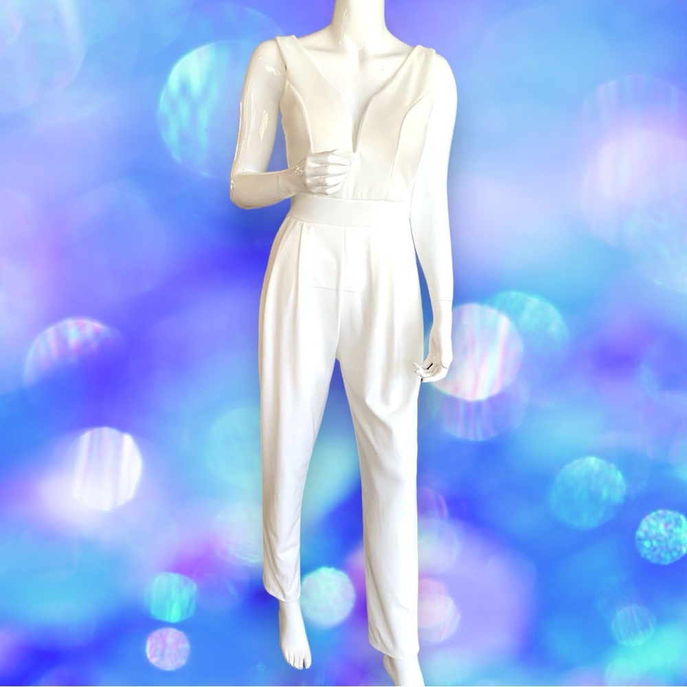 BOO HOO CLASSIC WHITE SLEEVELESS JUMPSUIT. WOMEN’S SIZE LARGE